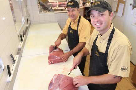 Quatre mots clés pour réussir Serge Cusson (à l'arrière-plan), copropriétaire de la boucherie... (Photo Stéphane Champagne, collaboration spéciale)