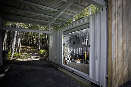 Deux conteneurs, un garage L'une des extrémités de l'abri est fermée par... (Photo: Alain Décarie, collaboration spéciale)