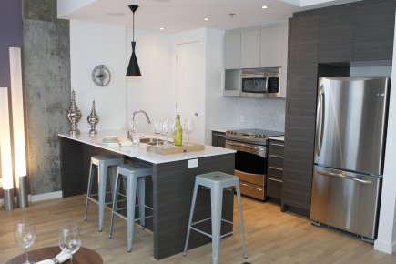 Vivre comme à l'hôtel, au coeur de la ville L'espace est compté dans la cuisine, mais le... (Photo: Martin Chamberland, La Presse)