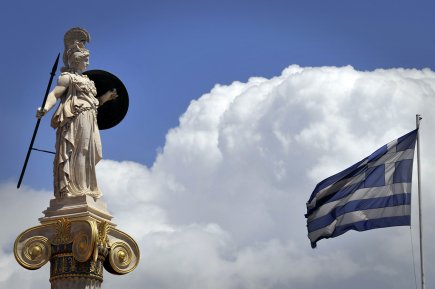 La Grèce soulagée «Une nouvelle journée commence pour tous les Grecs»,... (PHOTO LOUISA GOULIAMAKI, AFP)