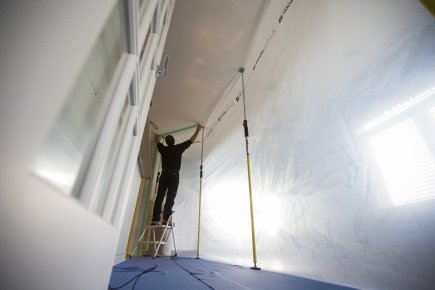 Moisissures: petites bêtes, gros ennuis Les techniciens en décontamination isolent de façon étanche... (Photo: Ivanoh Demers, La Presse)