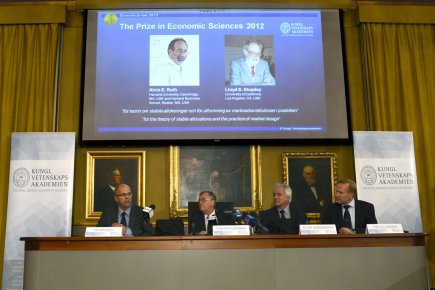 Le prix Nobel d'Économie à deux Américains Ce prix, explique le comité, couronne «la poursuite... (Photo AFP)