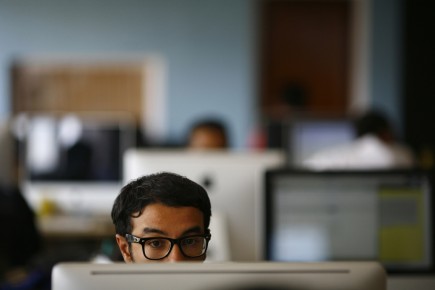 Courriels au bureau: étiquette, orthographe et ton! Les gens qui valorisent la communication écrite vont... (PHOTO NAVESH CHITRAKAR, REUTERS)