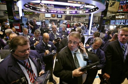 Wall Street semble hésiter vendredi entre une bonne croissance américaine et...