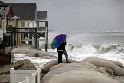 Les catastrophes naturelles ont coûté cher aux assureurs en 2012 Un fils et sa mère filment la mer... (RANDALL HILL, REUTERS)
