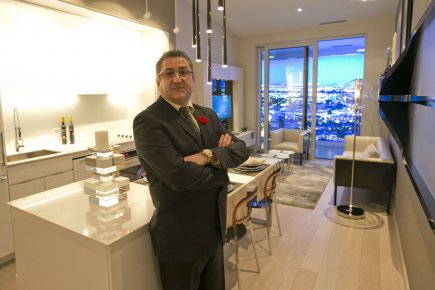 Tour des Canadiens: frénésie au bureau des ventes Pietro Esposito croit avoir fait un bon investissement... (Photo: Hugo-Sébastien Aubert, La Presse)