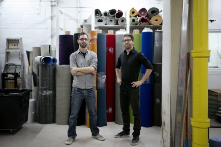 Couper Croiser: dans la fine fleur du tapis François Palmer et Jean-François Rousseau dans leur atelier... (Photo: Marco Campanozzi, La Presse)