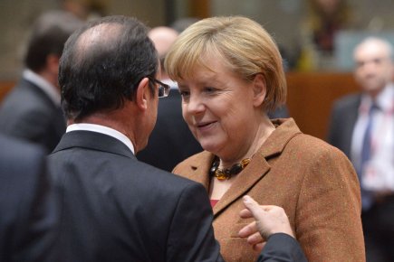 Échec du sommet sur le budget de l'UE La chancelière allemande Angela Merkel en discussion avec... (PHOTO BERTRAND LANGLOIS, AFP)