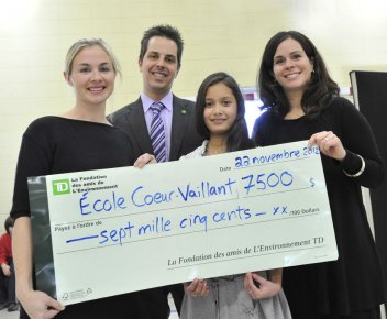 7500$ pour une école de Québec De gauche à droite : Geneviève Pigeon, Frédéric...