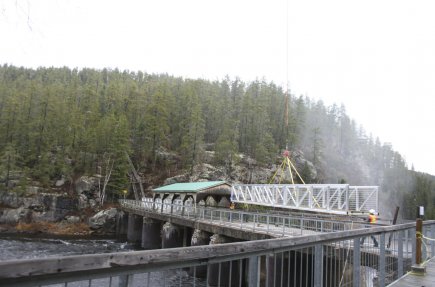 Entre l'acier, le béton et l'aluminium: la bataille des matériaux Des passerelles en aluminium ont été installées au-dessus... (Photo Archives Le Quotidien)