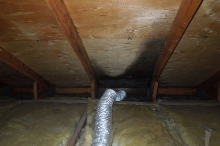 Du frimas dans les combles... Condensation et moisissure causées par l'évacuation d'un ventilateur... (Photo fournie par Pascal Cabana)
