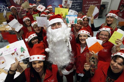 Partys de bureau: quand le père Noël devient accommodant Le party de bureau est considéré par bien... (Photo archives Reuters)
