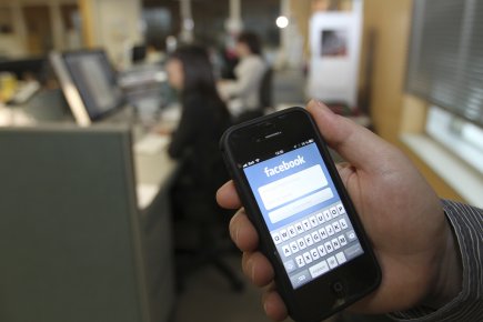 Nouveaux «voleurs de temps» au travail? Les médias sociaux, les courriels et les textos... (Photo Stéphane Champagne, collaboration spéciale)