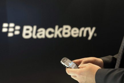 Les actions de RIM plongent de 20 % A Blackberry employee holds a Blackberry smartphone in... (PHOTO BERTHOLD STADLER, AP)