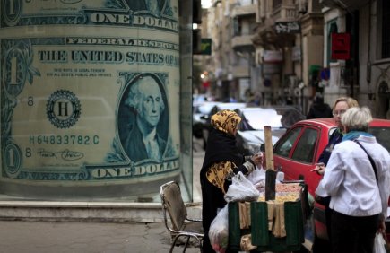 Ruée vers le dollar américain en Égypte Les craintes entourant la situation économique étaient palpables... (Photo Khalil Hamra, Associated Press)