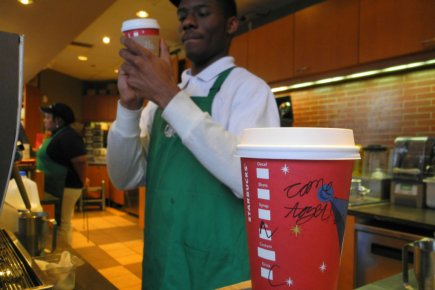 «Mur budgétaire»: les yeux tournés vers Washington Les employés de ce café Starbucks de Washington... (Photo Eva Hambach, Agence France-Presse)