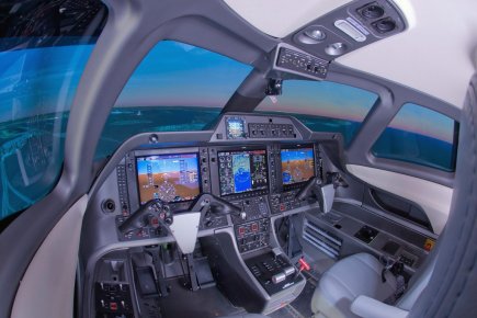 La Caisse de dépôt investit 50 millions dans CAE L'intérieur du simulateur de vol Phenom 100 de... (Photo : La Presse Canadienne)