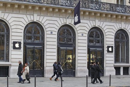 La boutique Apple de Paris cambriolée Le magasin Apple de Paris a été cambriolé... (Photo Rémy de la Mauvinière, Associated Press)