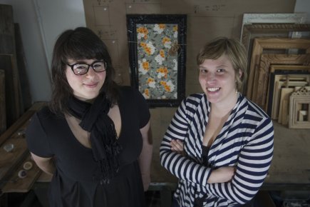Changer de cadre avec Les Redoreuses Sophie Arshoun et Laurence Clément transforment de vieux... (Photo: Ivanoh Demers, La Presse)