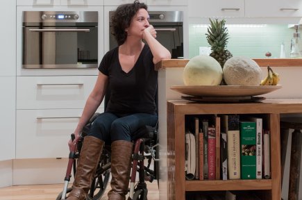 Perte de mobilité: adapter la maison avec style Aude Farley dans sa cuisine. Elle est atteinte... (Photo Édouard Plante-Fréchette, La Presse)