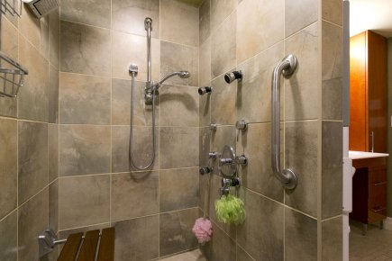 Perte de mobilité: plein contrôle dans la douche «Je passerais la matinée dans la douche! s'exclame... (Photo: Hugo-Sébastien Aubert, La Presse)