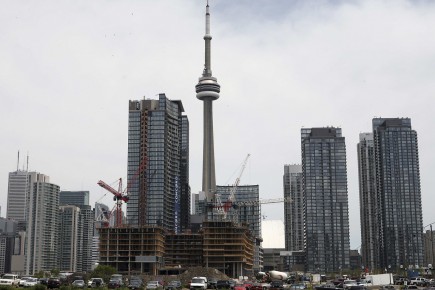 Le prix des condos plonge de 8% à Toronto Environ 55 000 copropriétés sont en construction dans... (Photo archives Reuters)