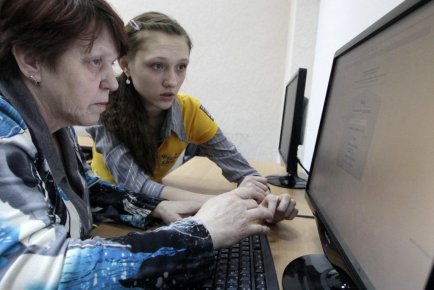 Le CRTC fixe les tarifs de gros pour les fournisseurs de services indépendants A pensioner listens to a young instructor during... (PHOTO ILYA NAYMUSHIN, REUTERS)