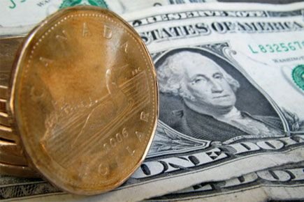 Le dollar canadien en baisse à l'ouverture Le dollar canadien s'échangeait à 98,12 cents US... (Photo: Paul Chiasson, archives PC)