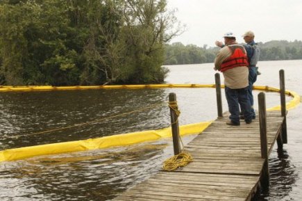 Environnement: Enbridge rappelée à l'ordre Quelque 20 000 barils de bitume dilué ont... (Photo Associated Press)