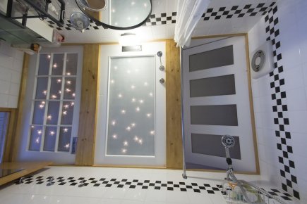 Des portes au plafond Un cliché du plafond de la salle de... (Photo Olivier Pontbriand, La Presse)