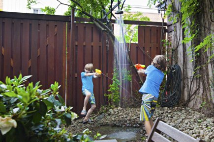 Dehors, la douche! Les deux fils de l'architecte Paul Bernier, Victor,... (PHOTO ANNE GAUTHIER, LA PRESSE)