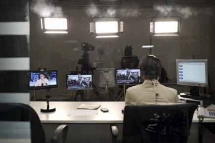 Grèce: la télé publique recommencera à émettre Le signal de l'ERT pourrait reprendre dès mercredi,... (PHOTO LOUISA GOULIAMAKI, AFP)
