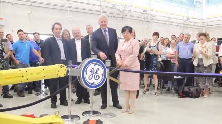 Les robots de GE Aviation à Bromont voyageront C'est un robot muni de ciseaux dorés qui... (Photo La Voix de l'Est)