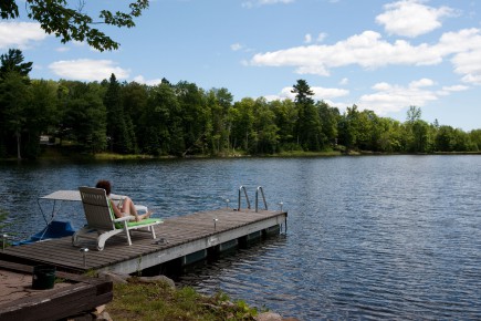 Cet été, pourquoi ne pas se permettre de travailler du chalet? Pour faire preuve de flexibilité, des employeurs permettent... (PHOTO HUGO-SEBASTIEN AUBERT, LA PRESSE)