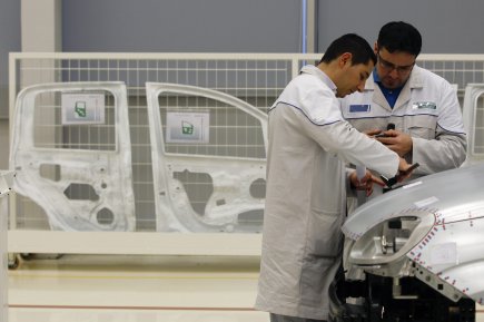 Fiat prend le contrôle de la totalité de Chrysler Des employés de Fiat en Italie s'affairent à... (Photo Alessandro Bianchi, Reuters)