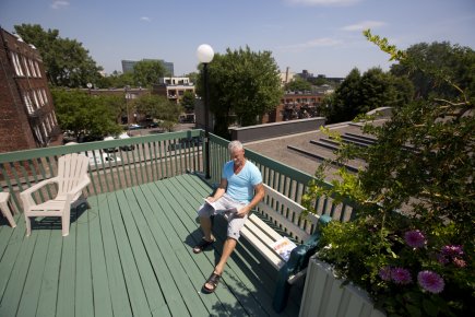 Que faire avec des voisins bruyants? Jean-Marc Laurin, gestionnaire de l'immeuble en copropriété Les... (PHOTO DAVID BOILY, LA PRESSE)