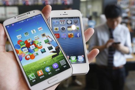 Apple obtient l'interdiction de vente d'appareils Samsung aux É.-U. Les accusations d'Apple pour quatre autres brevets ont toutefois... (Photo KIM HONG-JI, Reuters)