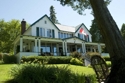 Lac-Saint-Joseph: ainsi va l'été chez les Blanchet La maison à volets verts à été amoureusement... (Photo Steve Deschênes, Le Soleil)