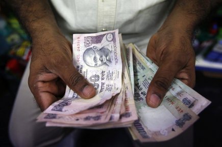 Inde: la roupie glisse et la fébrilité s'accroit La roupie a perdu 57 % de sa valeur... (PHOTO VIVEK PRAKASH, REUTERS)