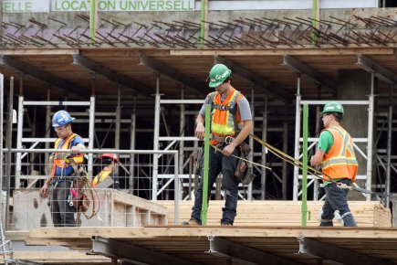 Construction: le nouveau mode de recrutement débute lundi Le placement syndical cédera le pas au «Carnet... (PHOTO RYAN REMIORZ, PC)