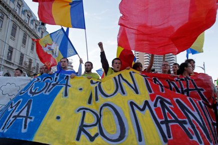 Roumanie: autre manif contre un projet canadien de mine d'or Environ 10 000 personnes, en majorité des jeunes et... (PHOTO BOGDAN CRISTEL, REUTERS)
