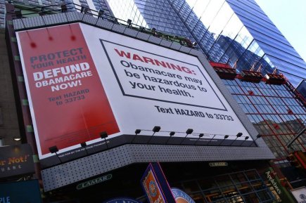 Les républicains s'attaquent encore à la réforme de la santé d'Obama Un panneau publicitaire installé à New York sur... (PHOTO MIKE SEGAR, REUTERS)