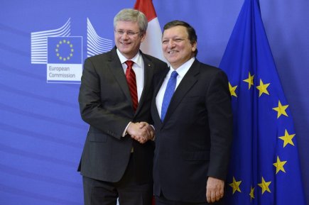 Le premier ministre canadien Stephen Harper aux côtés... (Photo Adrian Wyld, La Presse Canadienne)