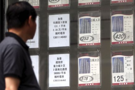Un homme lit les annonces d'une agence immobilière.... (Photo Franko Lee, archives AFP)