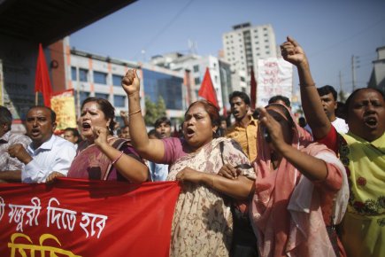 À Dacca, au Bangladesh, des ouvriers du textile... (PHOTO ANDREW BIRAJ, REUTERS)