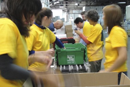 Philanthropie: pourquoi les Québécois sont moins généreux Un groupe d'employés passe la journée à Moisson... (Photo fournie par la Financière Sun Life)