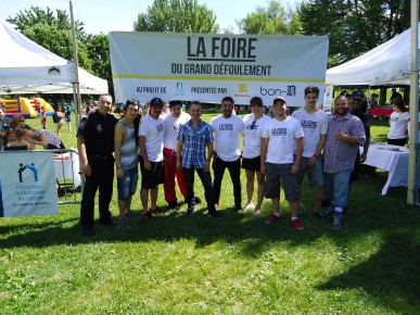Bruno Pelletier avec des organisateurs et participants de la Foire du Grand Défoulement, le 15 juin dernier au Parc Pélican à Montréal.