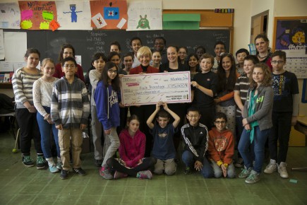 Michèle Thibodeau DeGuire et Marie-Claude Hamel, en compagnie des élèves de l'école Sainte-Claire qui participent à l'activité <i>Complètement robot Techno </i>offerte par Folie Technique.