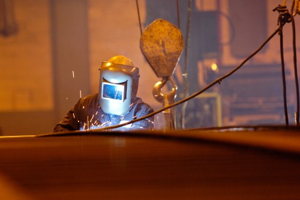 Le « royaume de la PME » peut compter sur une industrie manufacturière diversifiée. Sur la photo, un soudeur dans l’usine Canam-Manac à Saint-Georges de Beauce.