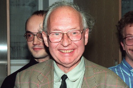 Reinhard Selten avait reçu en 1994, avec les Américains John Harsanyi (mort en 2000) et John Nash (décédé en 2015), le prix Nobel d'économie pour ses travaux sur la «théorie des jeux».
